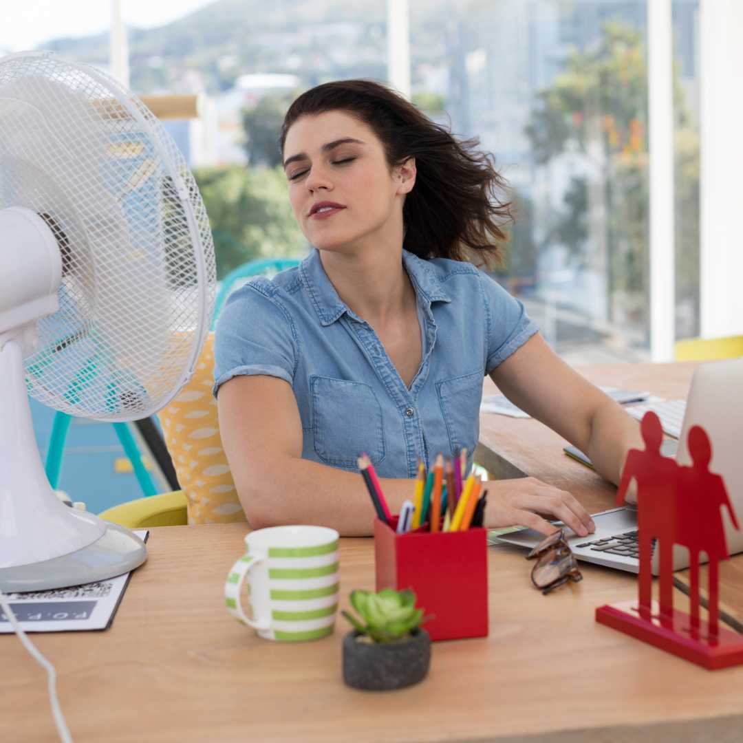 femme a trop chaud au travail